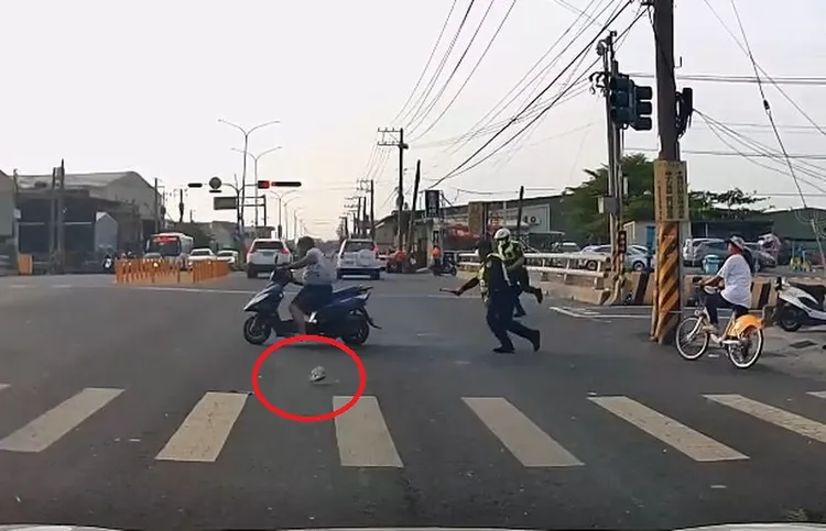 石頭掉在地上，2名警員第一時間徒步追捕曾嫌。翻攝臉書爆廢公社