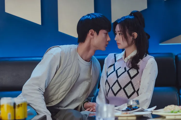 黃柏峰（左）藉酒壯膽，向陳語安表達愛慕之意。TVBS提供