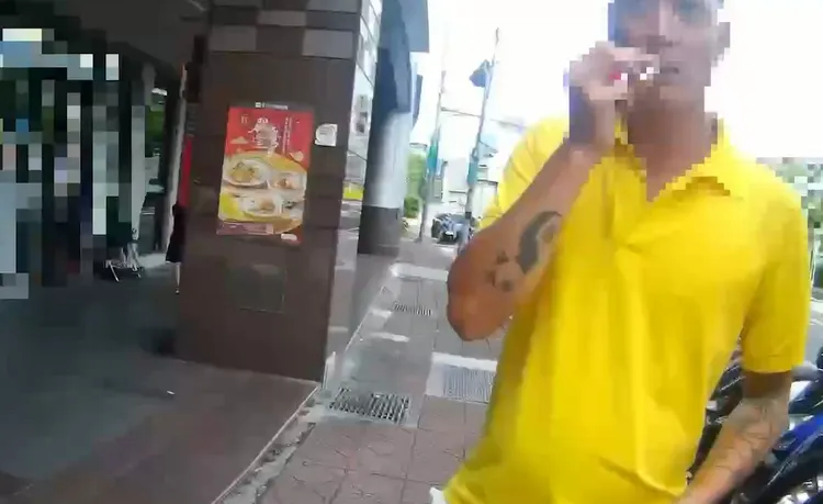 警方發現該名男子可疑。翻攝畫面