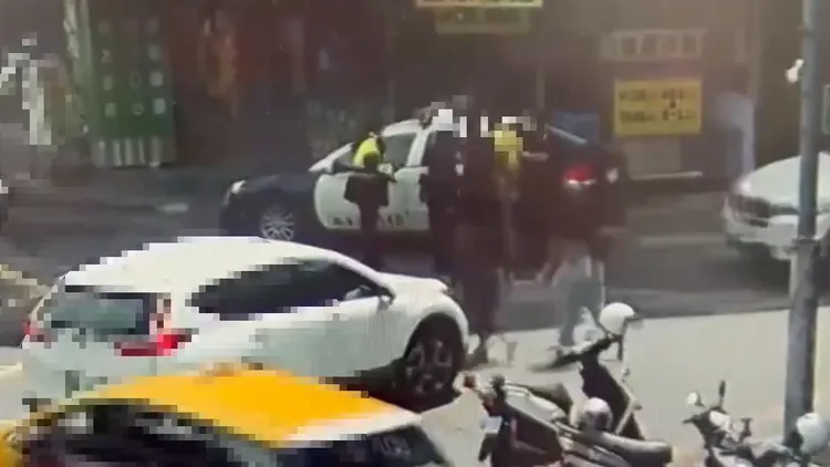 男子被警方帶回。翻攝畫面