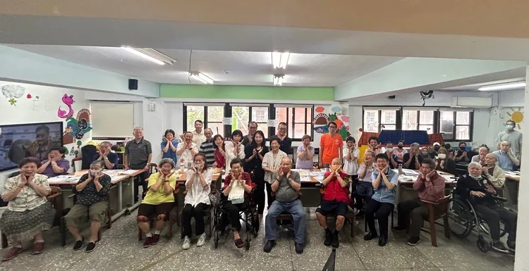 參訪團上午前往伊甸基金會承辦的失智據點，及士林靈糧堂開辦的信義日照中心，期間與住民們一同合照。市府提供