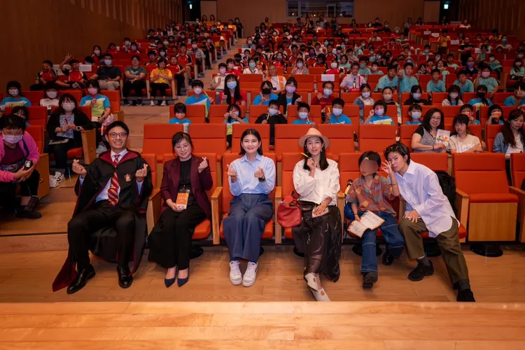 嘉義大學交響樂團指揮梁兆豐（左起）、微客行動公益協會秘書長麥詠欣、雲林文化觀光處處長陳璧君、金鐘影后林辰唏、兒子Bio。微客公益行動協會提供