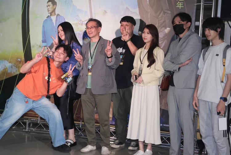 德德（右）躲在最右邊大合照。彭欣偉攝