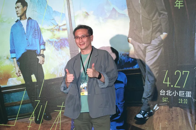 媒體千呼萬喚德德就是不來，鄭運鵬只好拍獨照。彭欣偉攝