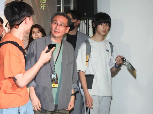 野生德德出沒!現身宇宙人演唱會超害羞 一聽合照躲遠遠