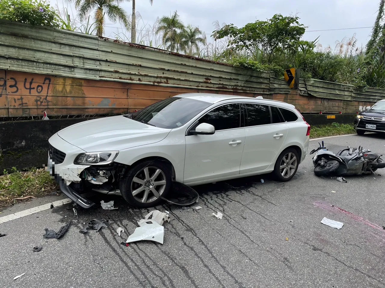 機車殘骸散落一地,可見撞擊力之強。翻攝畫面