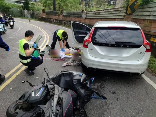 新店雙載機車撞汽車 男騎士慘死、女乘客困車底多處骨折