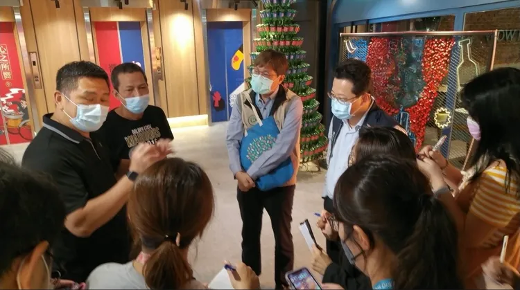 北市衛生局昨（4/12）日下午會同衛生福利部食品藥物管理署、疾病管制署，前往萬華區西門店初瓦及嚮辣稽查。北市衛生局提供