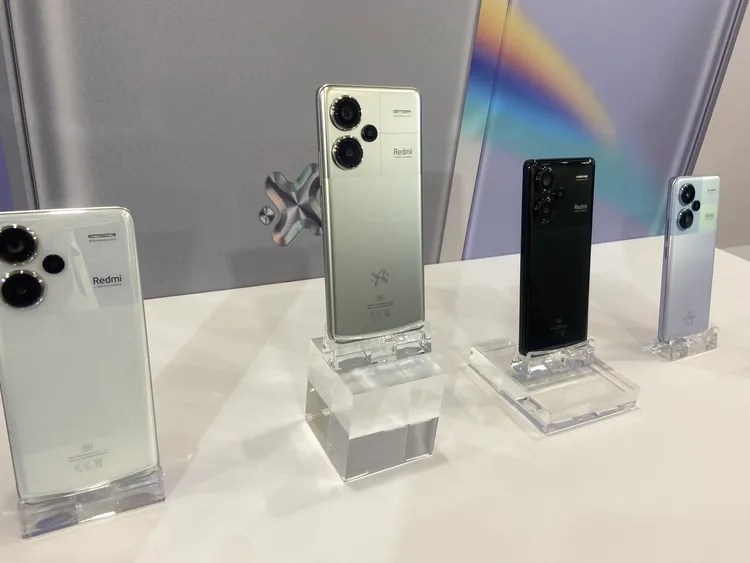 Redmi Note 13 Pro+ 5G搭上米粉節推出「幻影銀」米粉新色，提供12GB+512GB容量版本，售價新台幣1萬2999元。陳揚盛攝