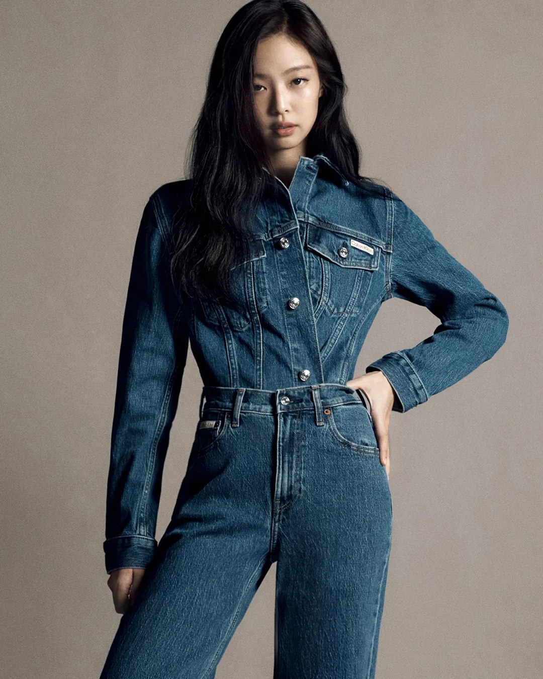 Jennie穿著牛仔套裝秀出酷帥樣貌。品牌提供