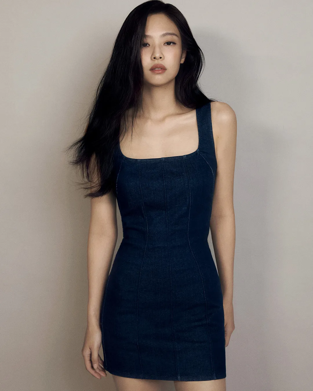 貼身剪裁的牛仔連身短裙展示Jennie窈窕曲線。品牌提供