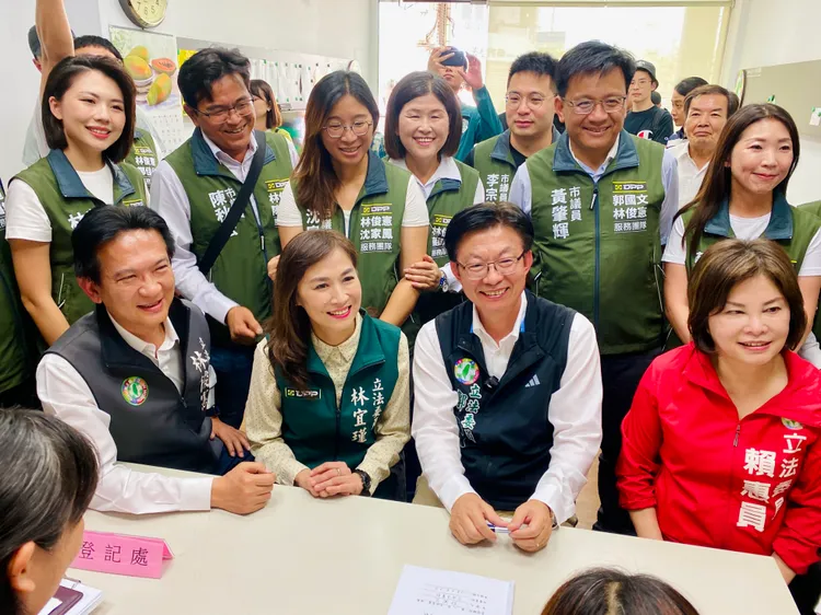 郭國文登記參選，黨公職力挺。王志弘攝