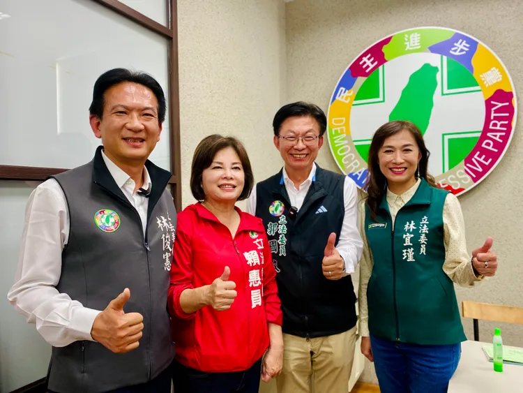 民進黨台南4名立委一同現身黨部。王志弘攝