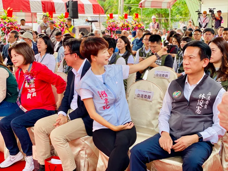 陳亭妃與林俊憲一同出席國圖上梁典禮，比鄰而坐零互動。王志弘攝