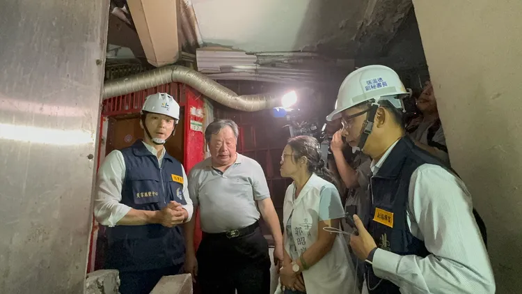 台北市長蔣萬安3日下午視察南機場老舊公寓。北市府提供