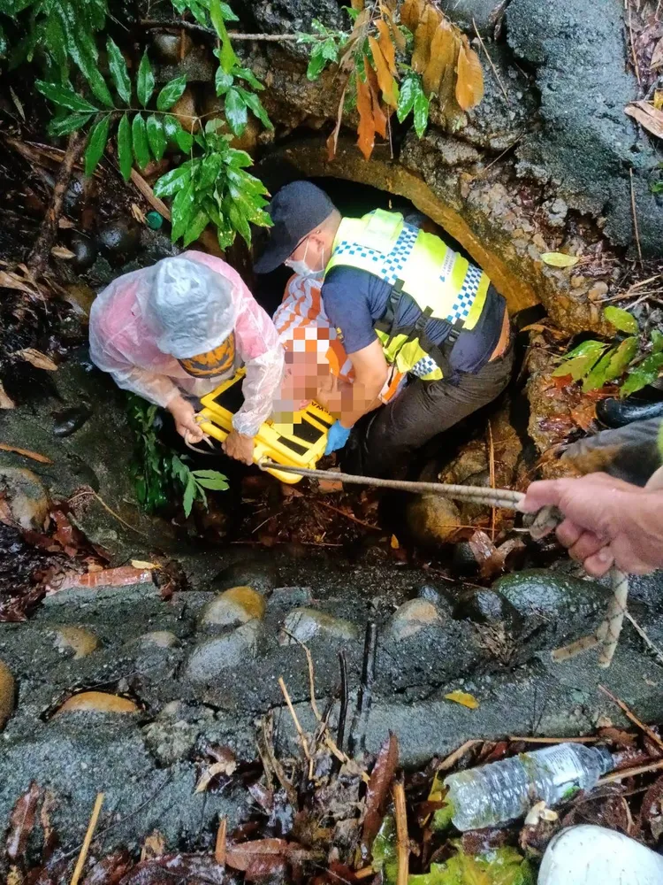 終於在一處排水管內發現老翁身影。警方提供