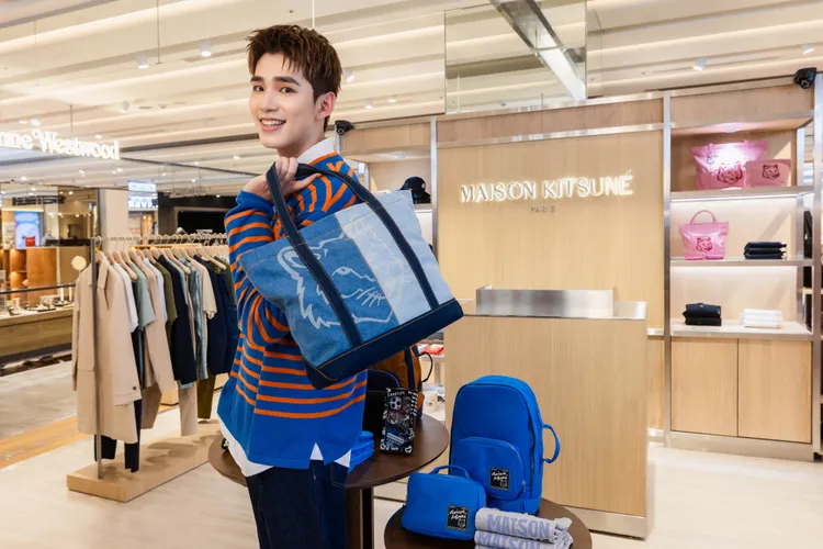 王品澔選穿亮色系橘藍條紋針織上衣。品牌提供