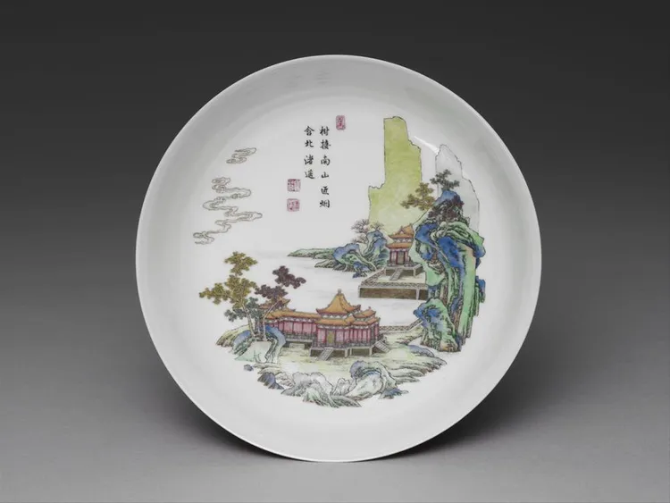 清 乾隆 琺瑯彩紅地山水樓閣盤。故宮南院提供