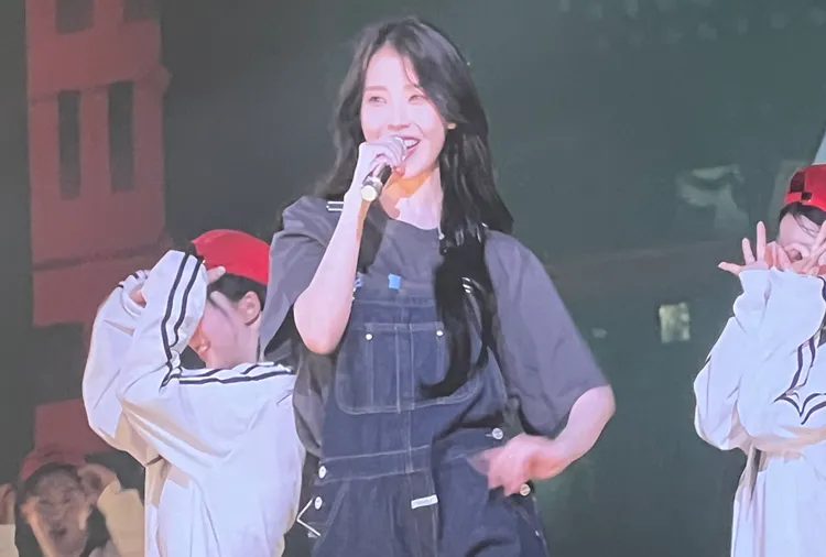 IU在二次安可時寵粉唱了5.5首歌。讀者提供