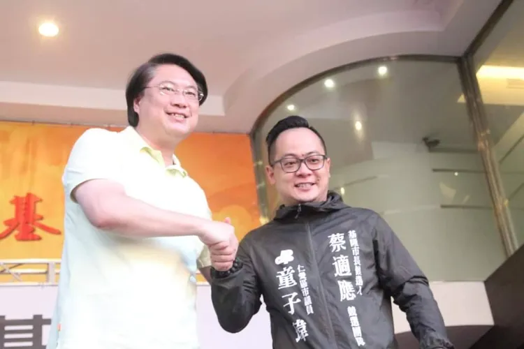 基隆市議長童子瑋（右）與基隆前市長林右昌。圖取自童子瑋臉書