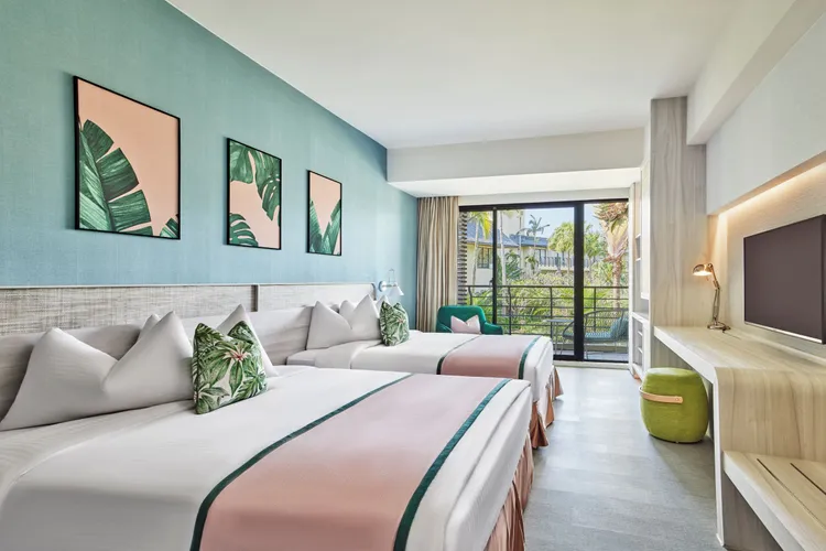 雙人入住景觀客房每晚4299元起，三天兩夜加碼加人入住不加價 每人每晚最低1075元起。業者提供