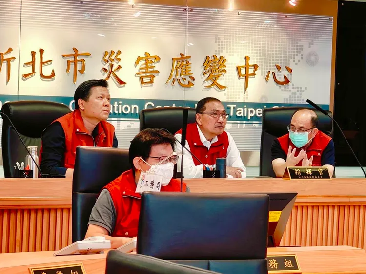 侯友宜第一時間坐鎮災害應變中心。新聞局提供