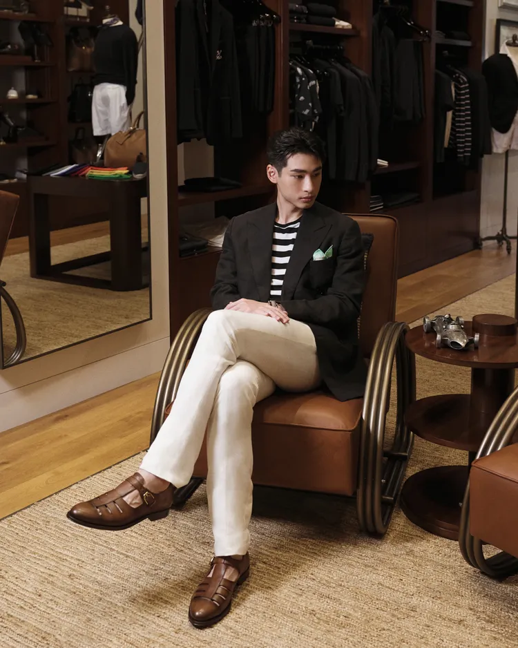 章廣辰穿著條紋T恤搭配黑色西裝外套。品牌提供