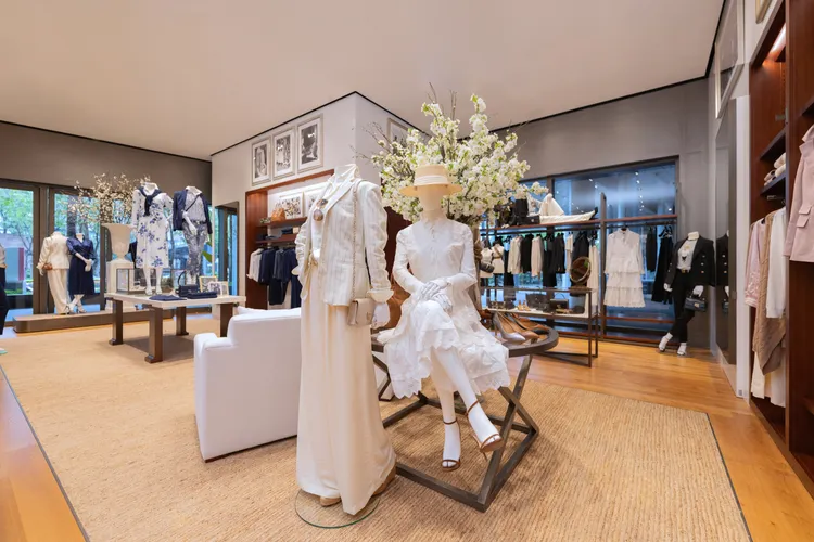 店裝以木質色調搭配珍貴桃花心木及復古質感拉絲仿古銅營造奢華感。品牌提供