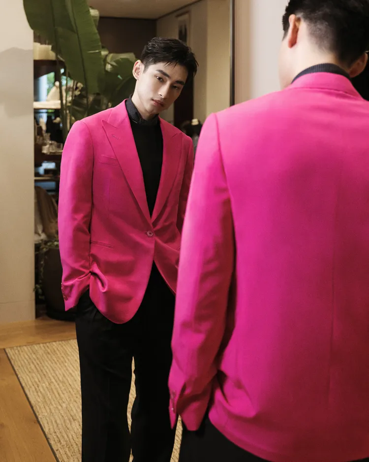 章廣辰穿著搶眼的桃紅色西裝外套。品牌提供