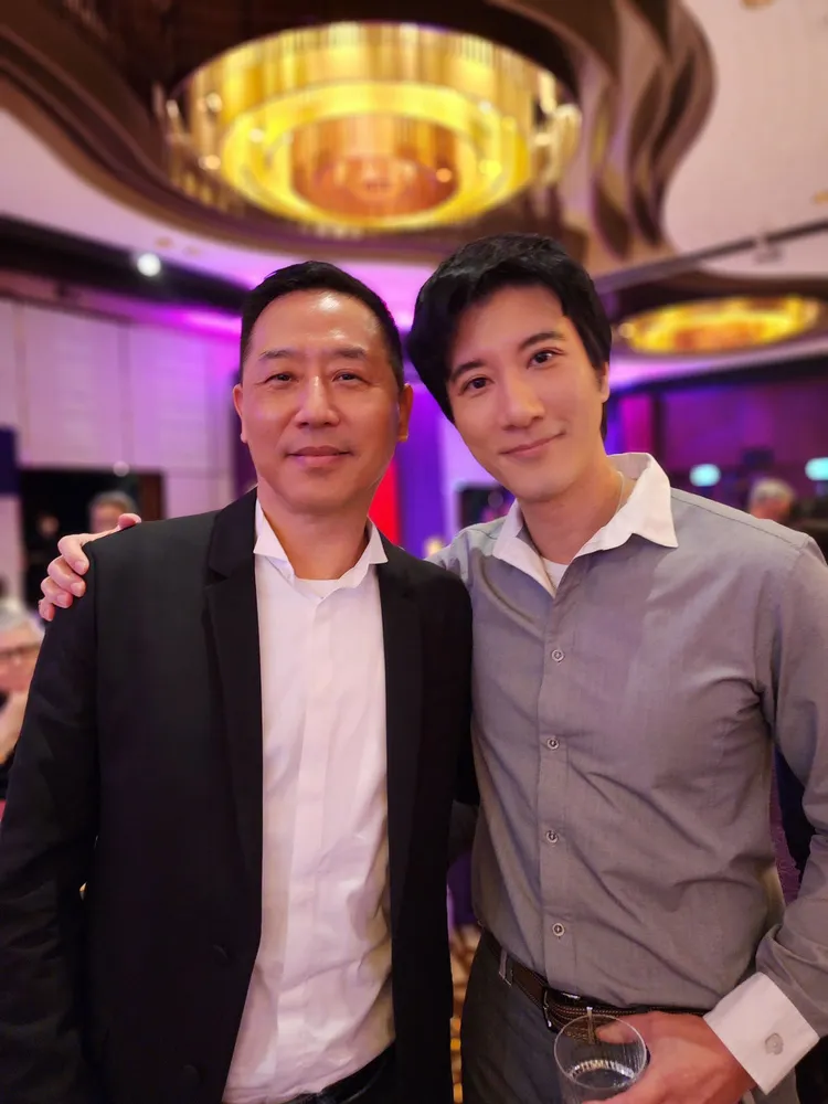 王力宏與唐鶴德（左）在張國榮生前經紀人陳淑芬壽宴上巧遇。讀者提供