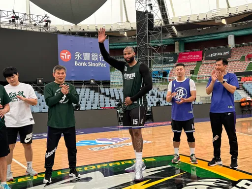 「表弟」卡森斯短暫離台仍有看雲豹比賽 這名菜鳥讓他比大拇指