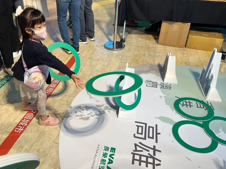 長榮航空打造互動遊戲區與旅客互動。長榮提供