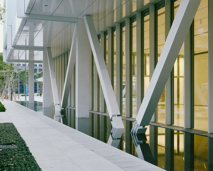 美術館外部優雅的建築結構與光、水、綠樹和植物交織襯映，帶給市民全新的體驗與想像。攝影：Lucas K. Doolan

