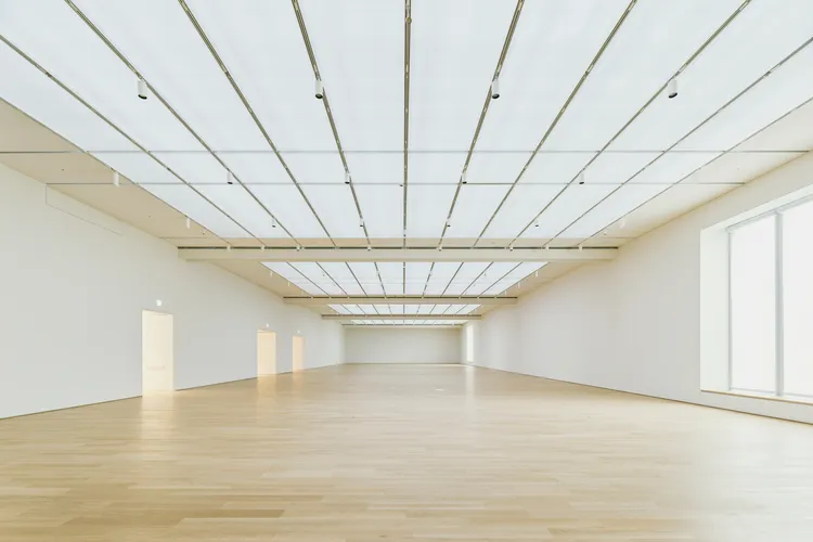 美術館3樓「日光展廳」和「星光展廳」採天窗設計，將陽光折射至室內，藉由過濾紫外線與全遮光等不同捲簾，使藝術品在調節過的自然光下完美展現。攝影：Lucas K. Doolan