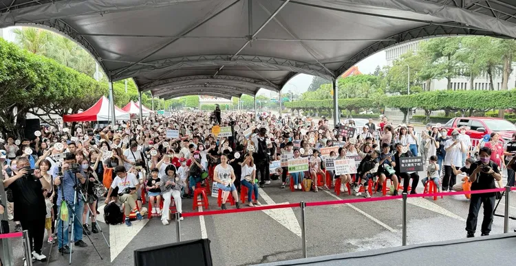 民眾走上凱道提出護兒4點訴求。讀者提供