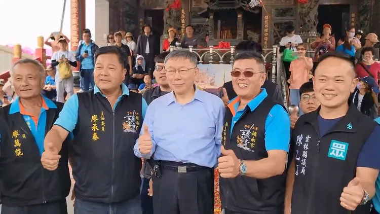 柯文哲到西螺鎮南宮追大甲媽，受到廟方人員熱烈歡迎。民眾提供