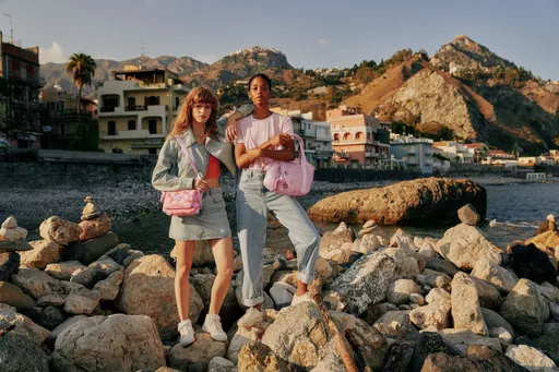 Kipling 全新粉橘花卉印花與金屬粉紫系列 兩件即享8折再送獨家好禮