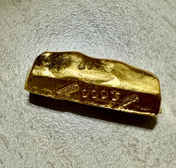 網友整理房間時竟「掏到金塊」PO網。翻攝《爆廢1公社》社團