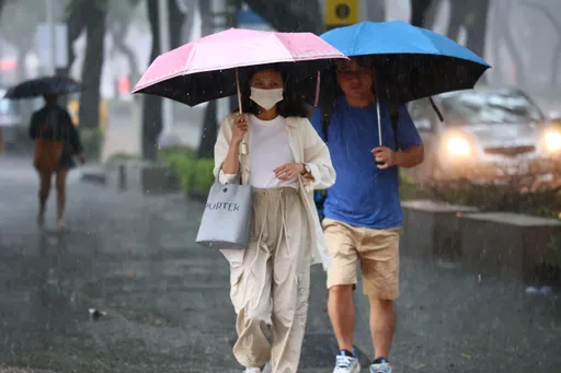 帶傘出門！　2縣市鋒面影響「大雨下到明天」
