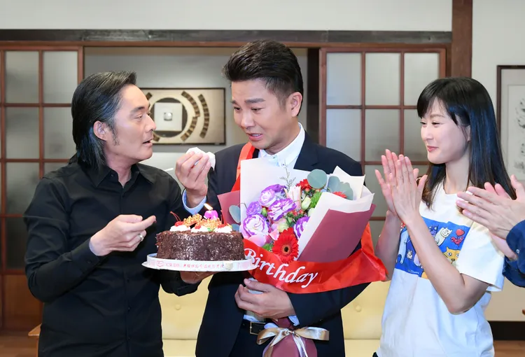 謝承均（中）講到住院中的媽媽哭了。三立提供