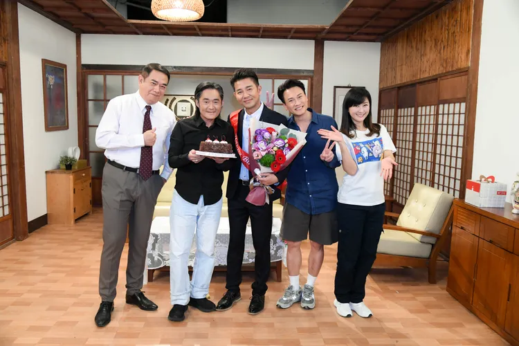 陳珮騏（右起）、王振復、謝承均、江國賓和張銘杰棚內慶生有笑有淚。三立提供