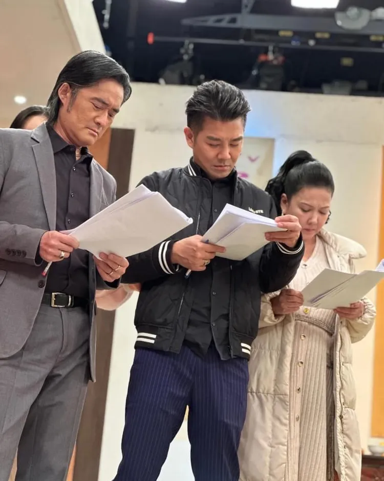 江國賓（左起）、謝承均和丁國琳一塊排戲模樣認真。翻攝謝承均臉書