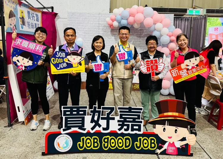 雲嘉南分署秘書曾秋瑾(中)到場為求職民眾加油打氣。王志弘攝