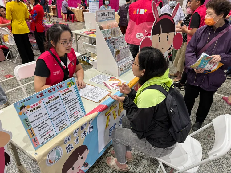 現場專人解說「婦女再就業」與「壯世代就業促進」等獎勵。王志弘攝