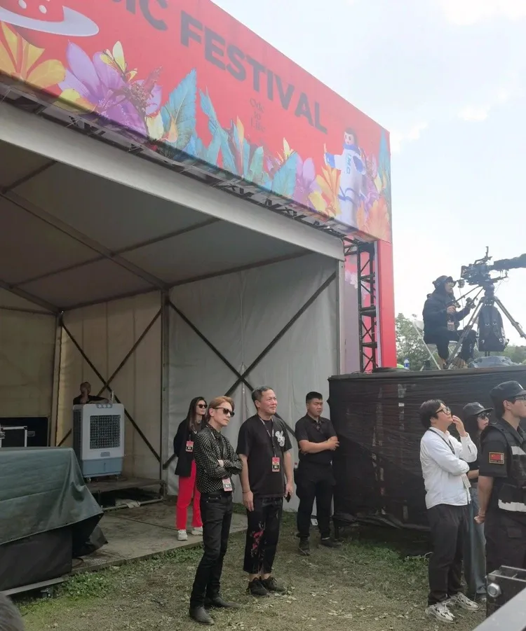 瀧澤秀明（前排左）擺出社長架式盯場。翻攝潮流微博