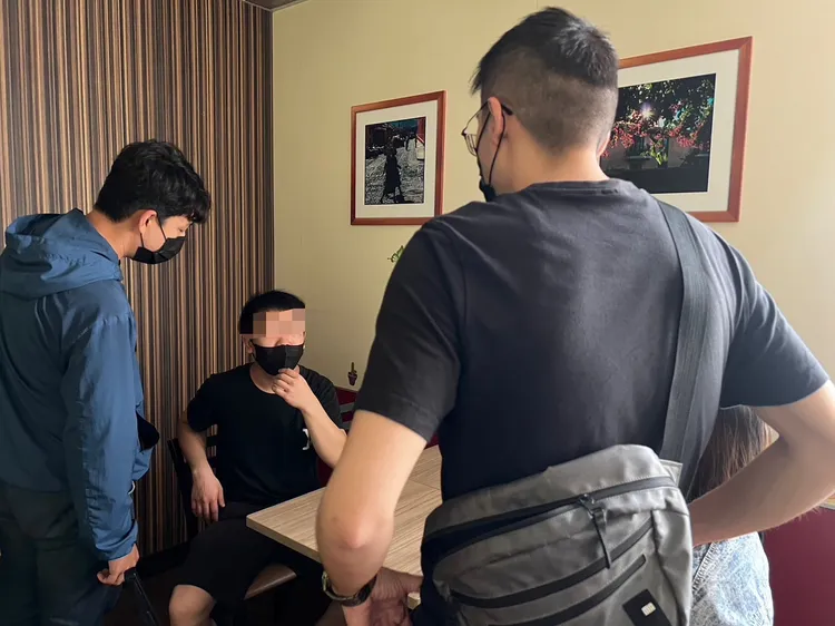 警方盤查出面取款的王姓男子，發現他對泰達幣交易流程完全不熟。民眾提供