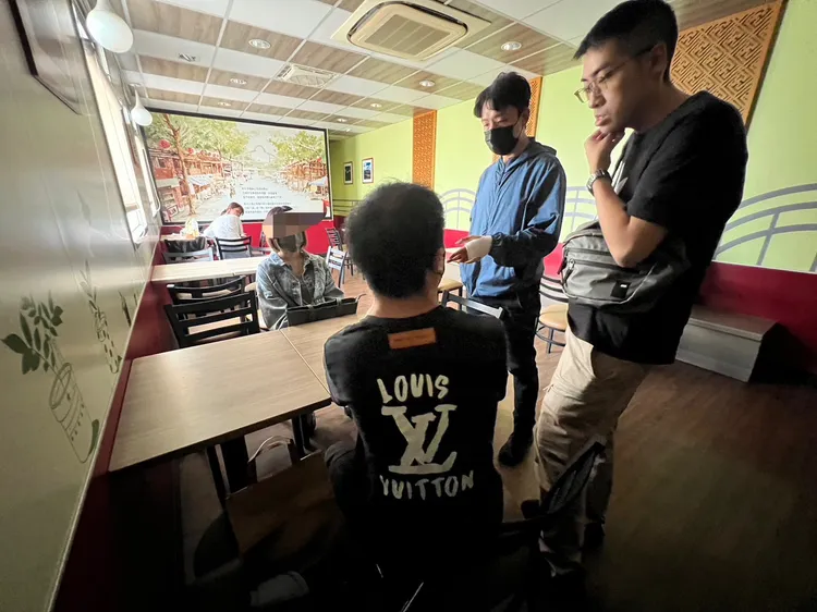 警方利用呂姓女子與假幣商相約取款的機會逮人。民眾提供