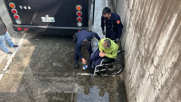 胡男開車釀禍後，走輪椅被推進法院開庭。資料照片