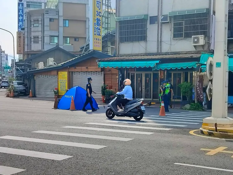 嘉義市林森西路與民權路口發生死亡車禍。讀者提供