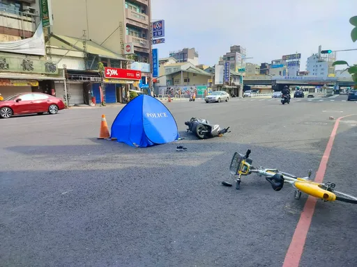 驚悚瞬間!女騎士追撞Ubike摔車 頭顱慘遭遊覽車輾過喪命